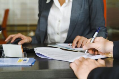 un barbat din botosani a deschis un credit de 50 000 de lei si a transferat banii unor falsi procurori diicot 69733e51d73af