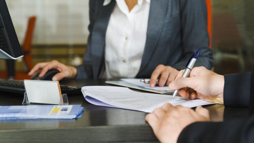 un barbat din botosani a deschis un credit de 50 000 de lei si a transferat banii unor falsi procurori diicot 69733e51d73af