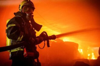 un incendiu puternic a mistuit o gospodarie din judetul caras severin o butelie a explodat si o persoana a suferit arsuri grave 6957b6a623f3b