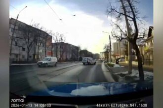 un sofer din iasi a ramas fara permis dupa o manevra periculoasa pe linia de tramvai a fost filmat cu o camera de bord video 69675a6649037