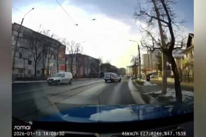 un sofer din iasi a ramas fara permis dupa o manevra periculoasa pe linia de tramvai a fost filmat cu o camera de bord video 69675a6649037