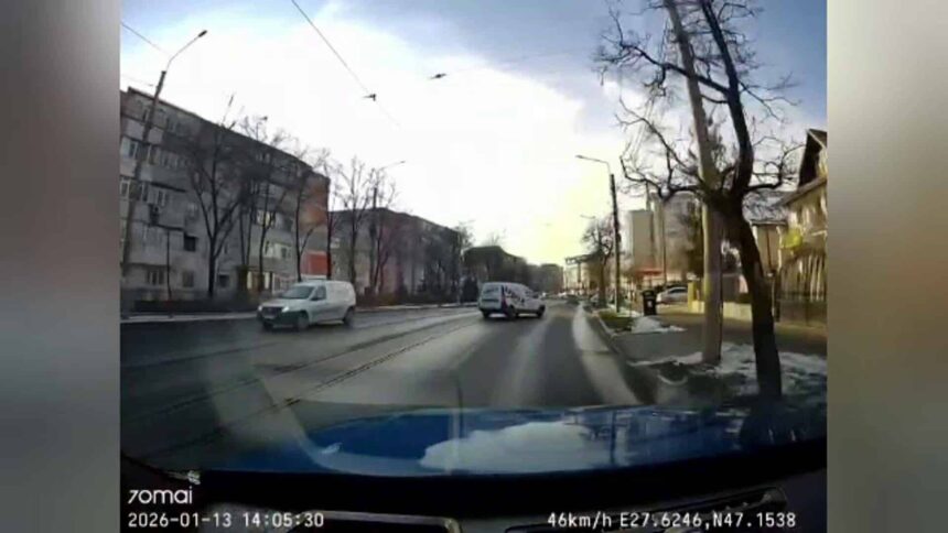 un sofer din iasi a ramas fara permis dupa o manevra periculoasa pe linia de tramvai a fost filmat cu o camera de bord video 69675a6649037