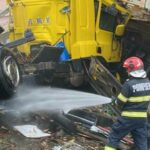 un tir a intrat intr o casa din judetul bacau soferul a reusit sa iasa singur inainte ca pompierii sa ajunga 695a77d28f10f