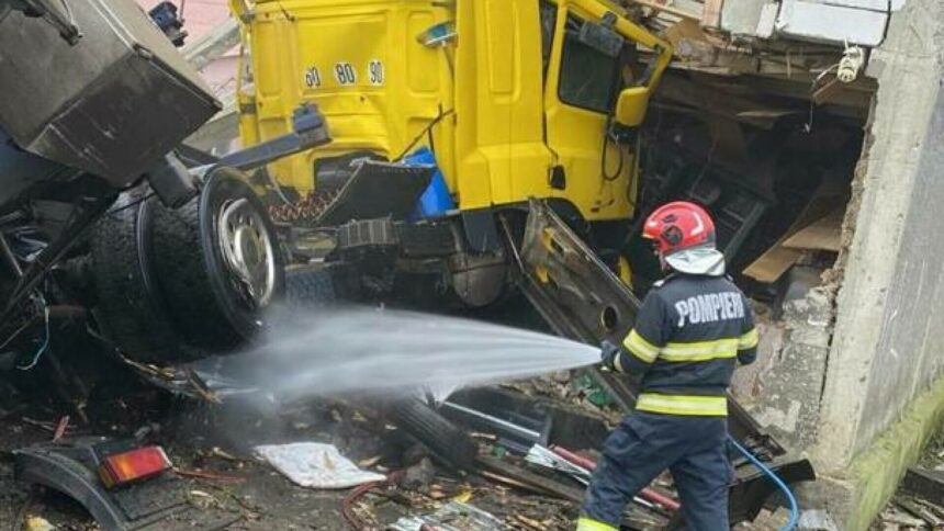 un tir a intrat intr o casa din judetul bacau soferul a reusit sa iasa singur inainte ca pompierii sa ajunga 695a77d28f10f