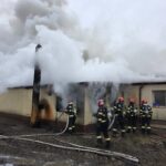 video incendiu puternic in popricani acoperisul unei case a luat foc 697e4408df0f0