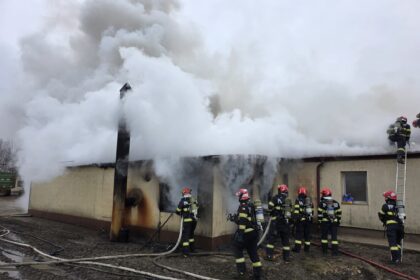 video incendiu puternic in popricani acoperisul unei case a luat foc 697e4408df0f0