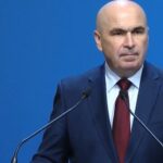 video premierul bolojan a sosit acum la palatul culturii cateva persoane care l asteptau special l au huiduit ce a spus premierul despre a7 si a8 696a35024745d