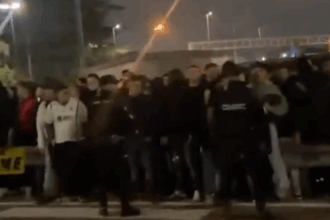 video situatie tensionata la valencia dupa ce jucatorii au fost huiduiti si un geam al autocarului a fost spart 695a494bf34bb