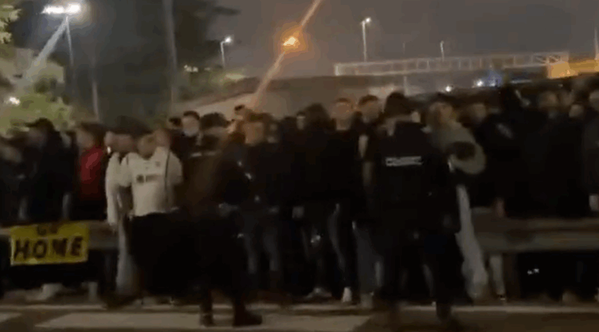 video situatie tensionata la valencia dupa ce jucatorii au fost huiduiti si un geam al autocarului a fost spart 695a494bf34bb