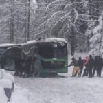 zapada da peste cap traficul la brasov autobuz impotmolit pe drumul spre poiana imagini incredibile cu calatorii care il trag video 69590ba998f81