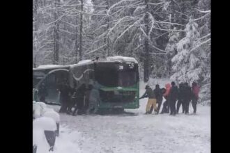 zapada da peste cap traficul la brasov autobuz impotmolit pe drumul spre poiana imagini incredibile cu calatorii care il trag video 69590ba998f81
