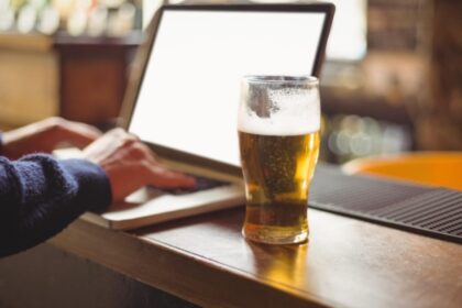 a baut la serviciu si tot el a castigat in instanta cum a reusit un angajat sa primeasca despagubiri dupa ce a fost prins 69a0947edd518