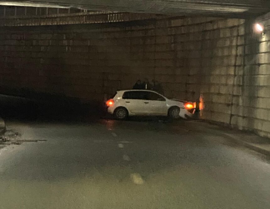 accident in pasajul canta un sofer a intrat cu masina in zid foto 69879a9a2e997