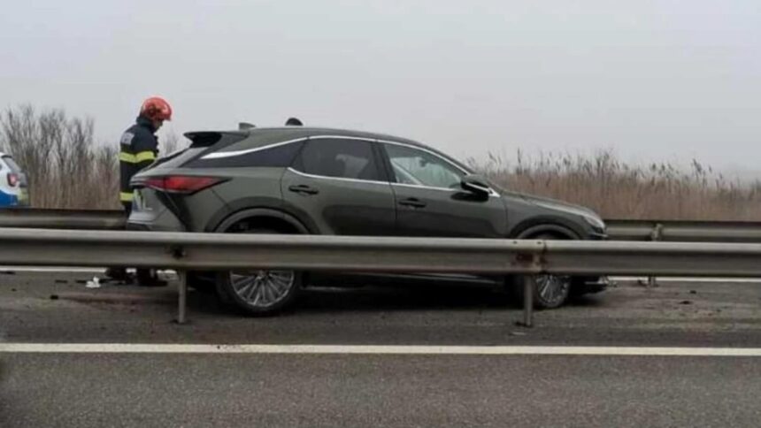 accident neobisnuit pe autostrada a1 un autoturism transportat pe platforma a cazut intre glisierele mediane 6993771a13794