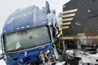 accident spectaculos in sua un tren a lovit in plin un camion blocat pe sine din cauza zapezii furtuna de iarna continua sa faca ravagii in sua 6980a1068d4bd