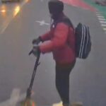 adolescent aflat pe trotineta lovit in plin de un autobuz in centrul clujului tanarul a trecut pe rosu si avea si casti in urechi video 699da0a589f21