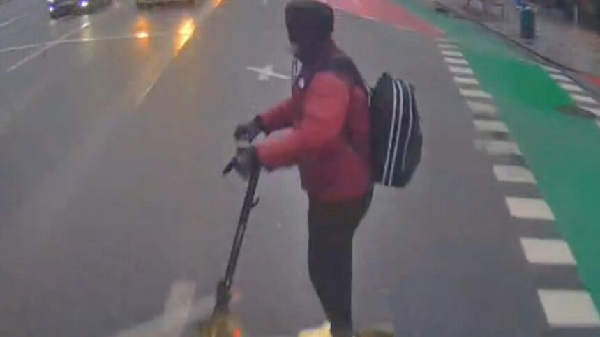 adolescent aflat pe trotineta lovit in plin de un autobuz in centrul clujului tanarul a trecut pe rosu si avea si casti in urechi video 699da0a589f21