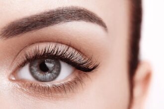 adolescente ajunse la spital din cauza genelor false medicii avertizeaza lipiciul poate afecta grav vederea 6989915d307fa