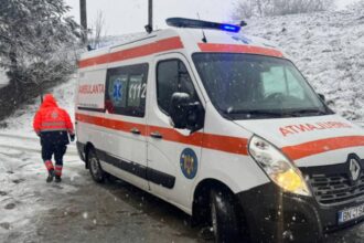 barbat de 48 de ani cazut de la 15 metri intr o fosta cariera de piatra din magura ilvei a fost transportat de urgenta la spital 699d672face67