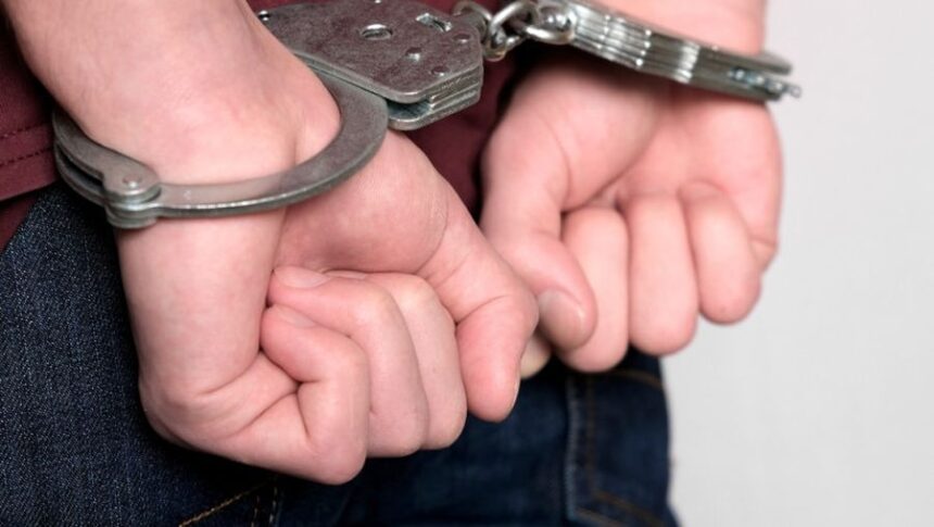 barbat din giurgiu arestat dupa ce a incendiat usa apartamentului fostei concubine 698cd3a466bda