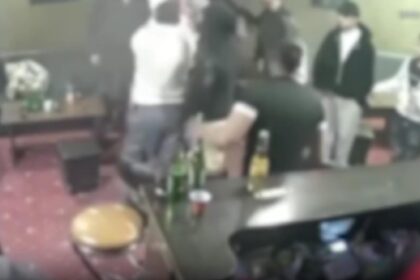 bataie ca n filme intr un bar chiar de ziua primarului trei barbati au ajuns la spital cu rani la cap 6993631e9134e