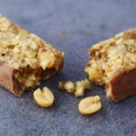 baton proteic din naut cu bucati de ciocolata desert sanatos fara coacere 699d9abd8e4bb