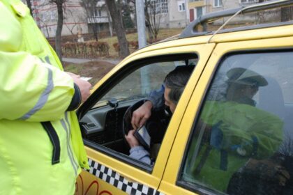 beat turta un sofer de taxi s a urcat la volan dar a adormit in intersectie pe linia de tramvai politia a deschis dosar penal 6981e7930b1f3