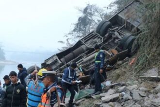 cel putin 19 oameni au murit dupa ce un autobuz s a prabusit 300 de metri in raul trishuli in nepal 699c07dc106a8