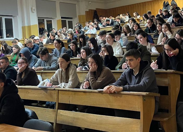cum sa fentezi restantele o liga din iasi aduna peste 400 de studenti in amfiteatru la fiecare seara de recapitulare a materiilor din sesiune feedback ul este pozitiv 69854c05198cd