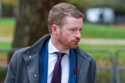 demisie de rasunet in guvernul britanic din cauza legaturilor mandelson epstein seful de cabinet al lui starmer a renuntat la functie 6988d64228728