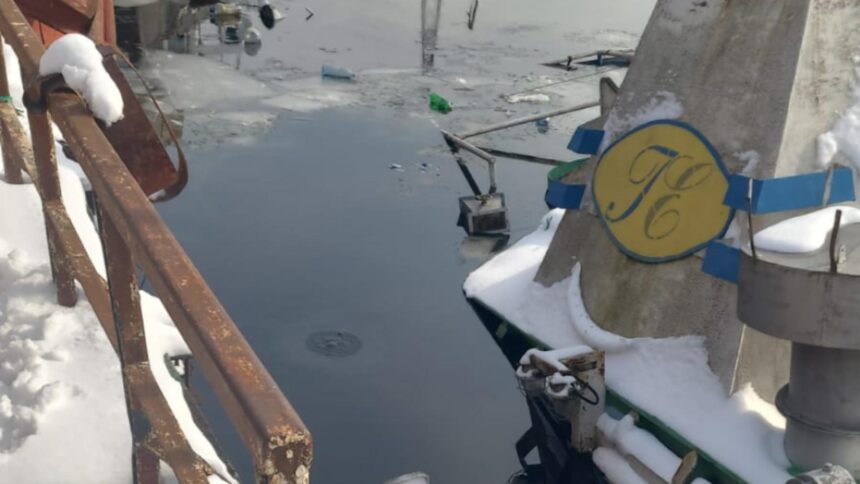 dezastru ecologic pe dunare o nava cu produse petroliere s a scufundat in zona plaja veche din giurgiu fotovideo 6983567095836