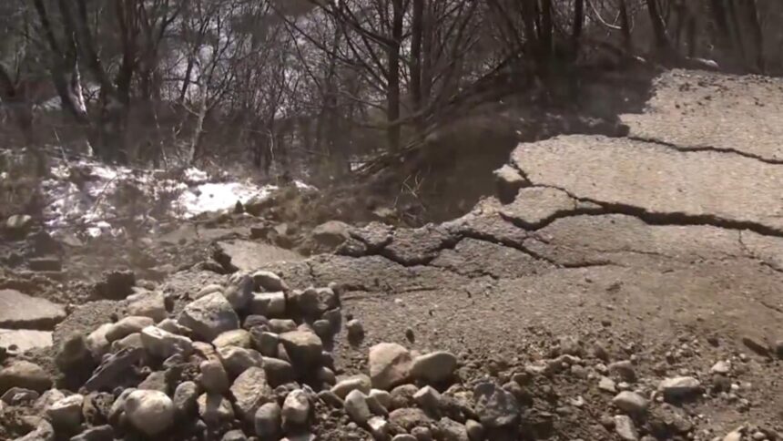 dezastru in valcea zeci de familii captive in propriile case dupa alunecarile de teren video 699b02670a7d7