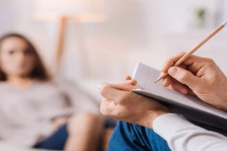 dezbatere intre psihologii ieseni cum au primit noul proiect de lege psihologul cu toate studiile facute pe bune la universitate sa nu mai poata profesa 698153f54a3d4