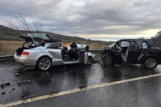 doi morti intr un accident grav produs pe o sosea din judetul sibiu trei persoane au fost incarcerate video 699deb7fb00be