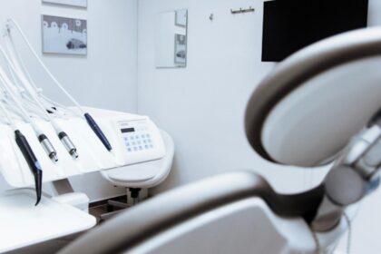 doi stomatologi din italia condamnati la inchisoare dupa ce i au scos unei femei 11 dinti sanatosi 6980829380380