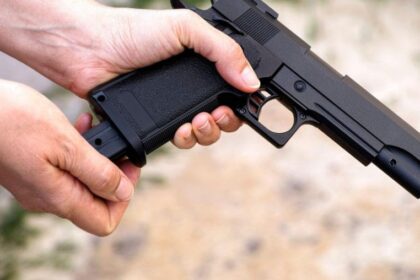 doi tineri din bucuresti au fost retinuti de politisti pentru ca ar fi tras cu pistoale neletale in patru fete 69822ef45adc5 1