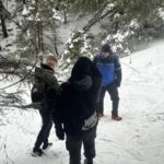 doi tineri incaltati cu adidasi intorsi din drum de jandarmi pe un traseu din ceahlau 6988a5d2bb9a1