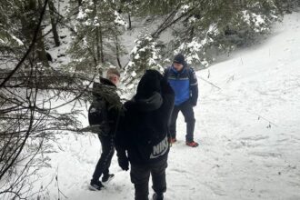 doi tineri incaltati cu pantofi sport opriti de jandarmi pe un traseu in masivul ceahlau 6988c685b545c