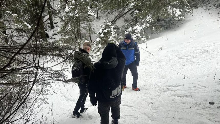 doi tineri incaltati cu pantofi sport opriti de jandarmi pe un traseu in masivul ceahlau 6988c685b545c
