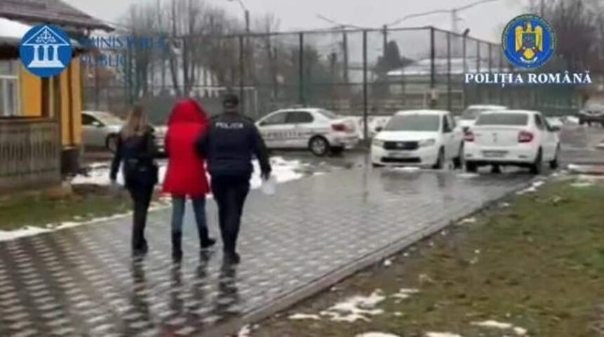 doua angajate ale unei banci din olt au fost retinute dupa ce au inselat varstnici timp de patru ani cati bani au furat 699dc25f9a049 1