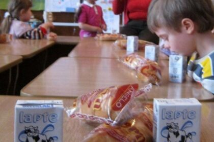 doua firme din iasi aduc o gustare pentru jumatate din elevii judetului cj incearca de ani de zile sa atribuie contracte din programul pentru scoli 69825f2372d6b