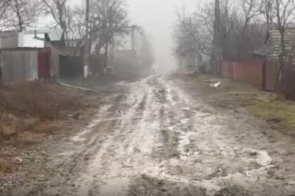 drumurile asfaltate o promisiune neonorata de ani de zile oamenii au inceput sa toarne singuri beton in fata caselor 699d6143341cf