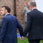 emmanuel macron si friedrich merz aparitie neasteptata la summitul informal unitate afisata in ciuda tensiunilor economice cei doi s au tinut strans de mana 698e323717161