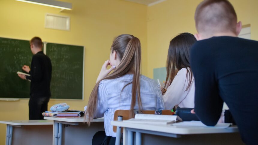 emotii ale parintilor iasul pierde 21 de clase de a ix a dar liceele de top nu sunt afectate reteaua pentru a ix a e gandita in functie de alegerile elevilor 6983f6e93e611