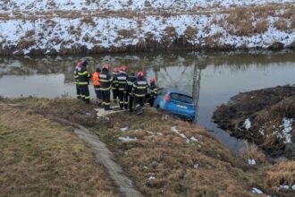 femeie ranita dupa ce a cazut cu masina in raul bahlui ea a reusit sa iasa din autoturism inainte de sosirea pompierilor 699c0f290a938 2