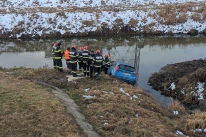 femeie ranita dupa ce a cazut cu masina in raul bahlui ea a reusit sa iasa din autoturism inainte de sosirea pompierilor 699c0f290a938 2