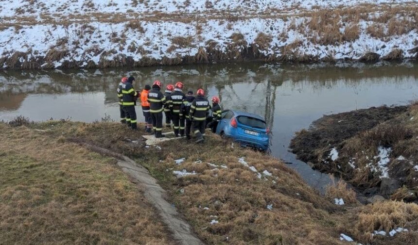 femeie ranita dupa ce a cazut cu masina in raul bahlui ea a reusit sa iasa din autoturism inainte de sosirea pompierilor 699c0f290a938 2