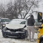 foto accident in iasi pe un drum acoperit de zapada doua masini avariate serios 69957cdb5d083