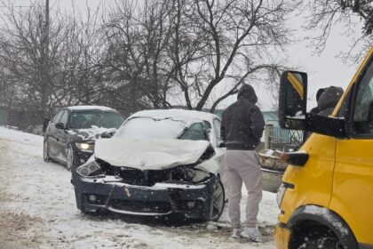 foto accident in iasi pe un drum acoperit de zapada doua masini avariate serios 69957cdb5d083