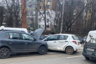 foto accident in tatarasi a fost solicitata descarcerarea dupa ce unul din soferii implicati a anuntat ca nu poate cobori din masina 69a16f5c4764e